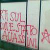 le scritte sul muro della sede regionale