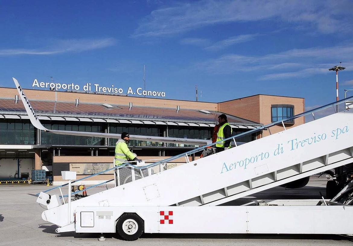 Treviso. 550 firme per difendere l’aeroporto Canova / Notizie ...