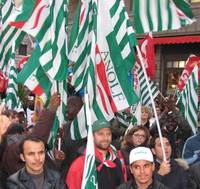 immigrati-con-bandiere-cisl immigrati-con-bandiere-cisl